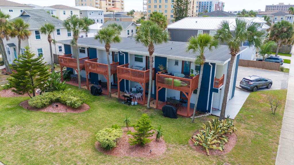 een luchtzicht op een huis met palmbomen bij Be A Nomad Beachside Apartments in Jacksonville Beach