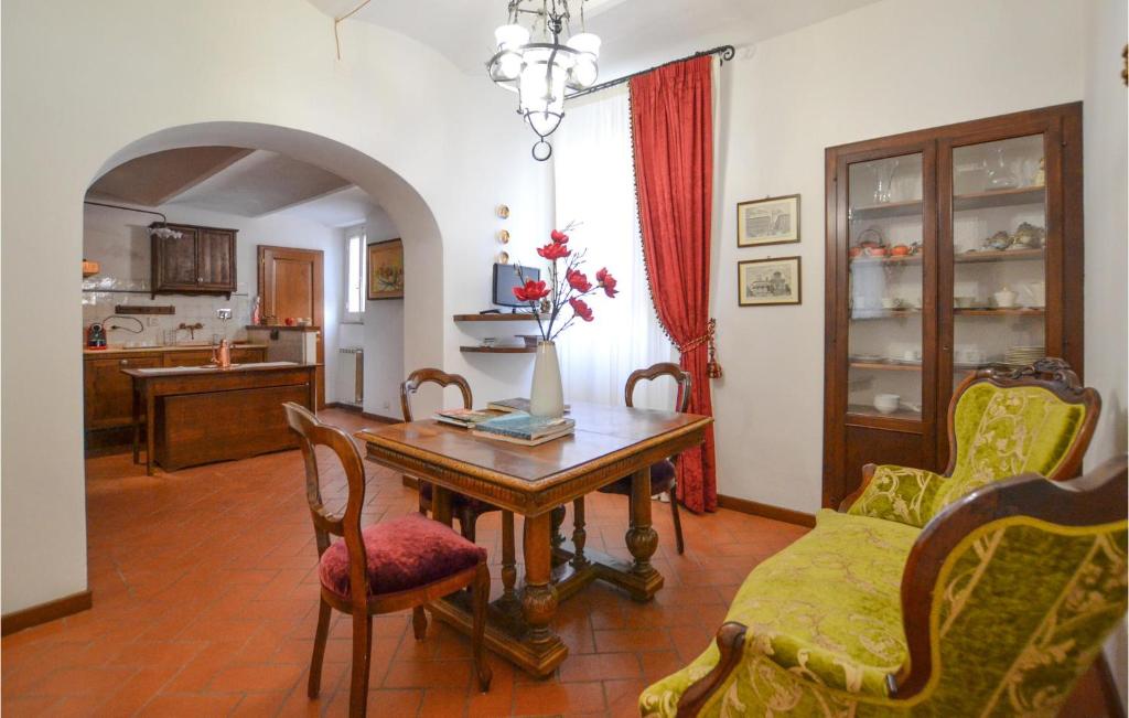 阿雷佐的住宿－Lovely Apartment In Arezzo With Kitchen，一间带桌椅的客厅和一间厨房
