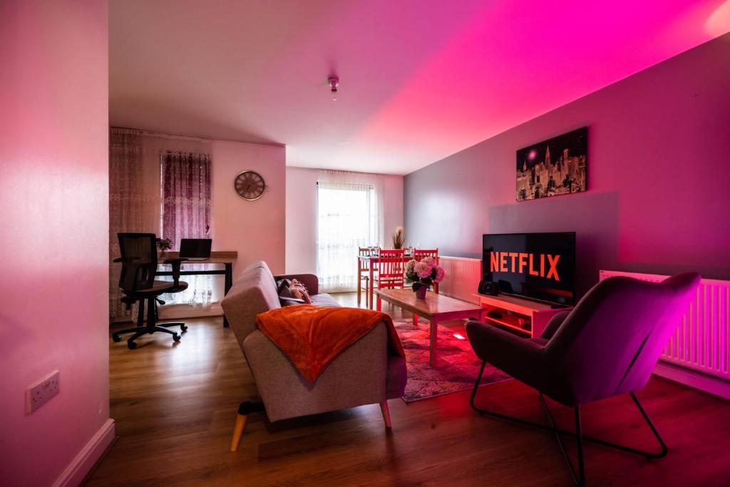 a living room with pink lights on the walls at Pristine Relocation Pamers Green in London