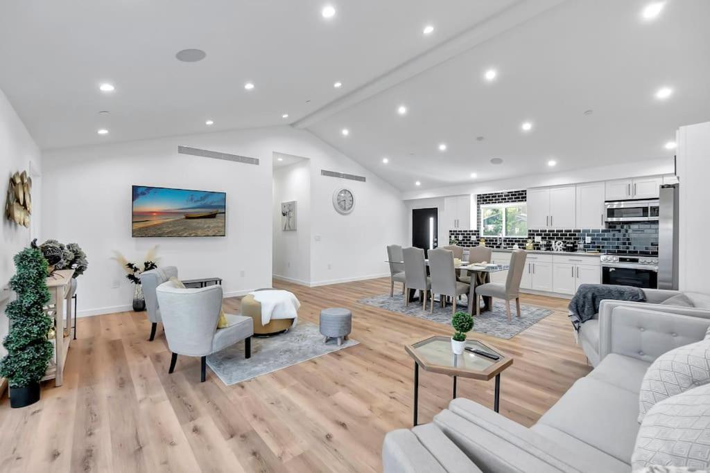 een woonkamer met witte meubels en een keuken bij Stellar NoHo Art home with new design in Los Angeles