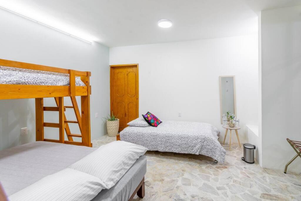 een slaapkamer met 2 stapelbedden en een ladder bij Casa Marina: Habitación Chiapas in Acámbaro