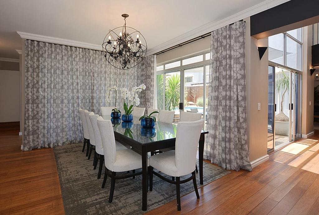 Φωτογραφία από το άλμπουμ του Luxury home walking distance to Blouberg beach στο Κέιπ Τάουν