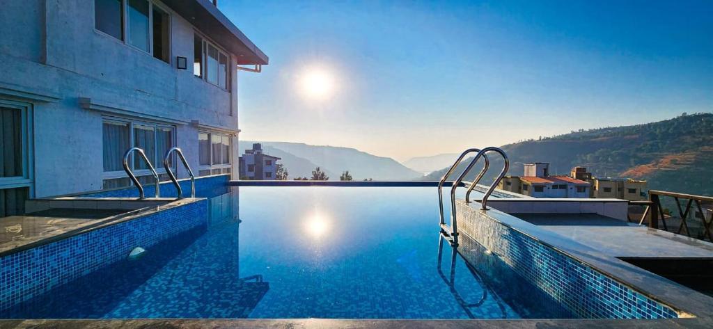 una piscina con vistas a las montañas en Divine Boutique Hotel Panchgani, en Panchgani