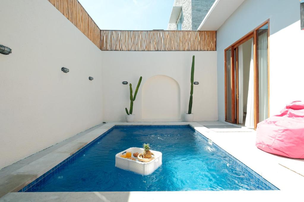 una casa con piscina en una habitación en Felgio Villa Jimbaran en Ungasan