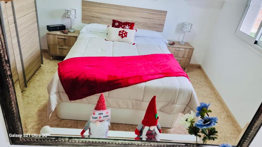 1 dormitorio con 1 cama grande con manta roja en Apartamento Catalina, en Los Llanos de Aridane