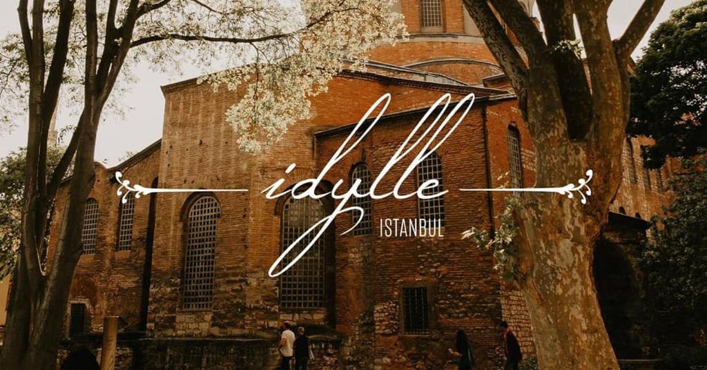 فندق إيديل في إسطنبول: مبنى امامه لافته