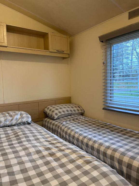 2 camas en una habitación con ventana en BLW 04, en Great Billing