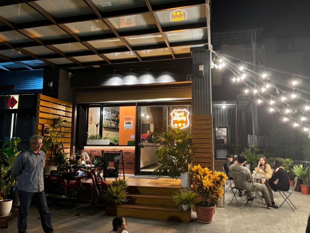 伍伍七LocalSupply評價、特色體驗、房價資訊、訂房連結 – 美式酒吧結合溫馨民宿 - 照片 1