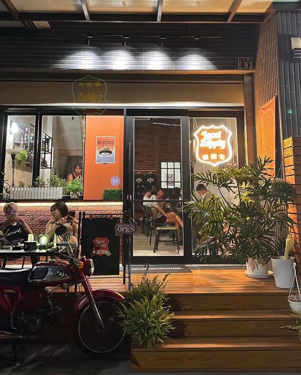 伍伍七LocalSupply評價、特色體驗、房價資訊、訂房連結 – 美式酒吧結合溫馨民宿 - 照片 4