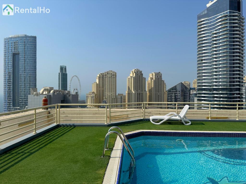une piscine sur le toit d'un bâtiment dans l'établissement Brand New Studio w/ Balcony in center of Marina, à Dubaï