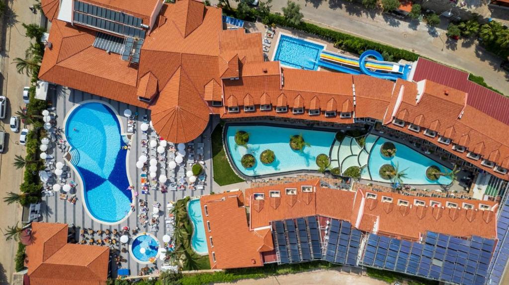 una vista aérea de una piscina en un complejo en Montebello Resort Hotel - All Inclusive en Ölüdeniz