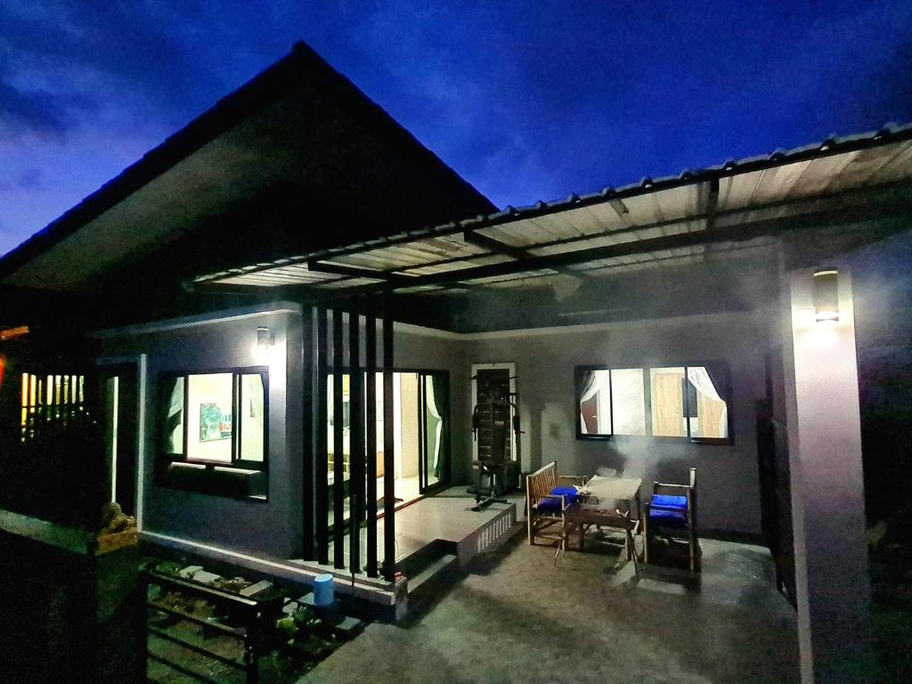 una piccola casa con tavolo e sedie di Comfy house near sunset beach a Ko Samui