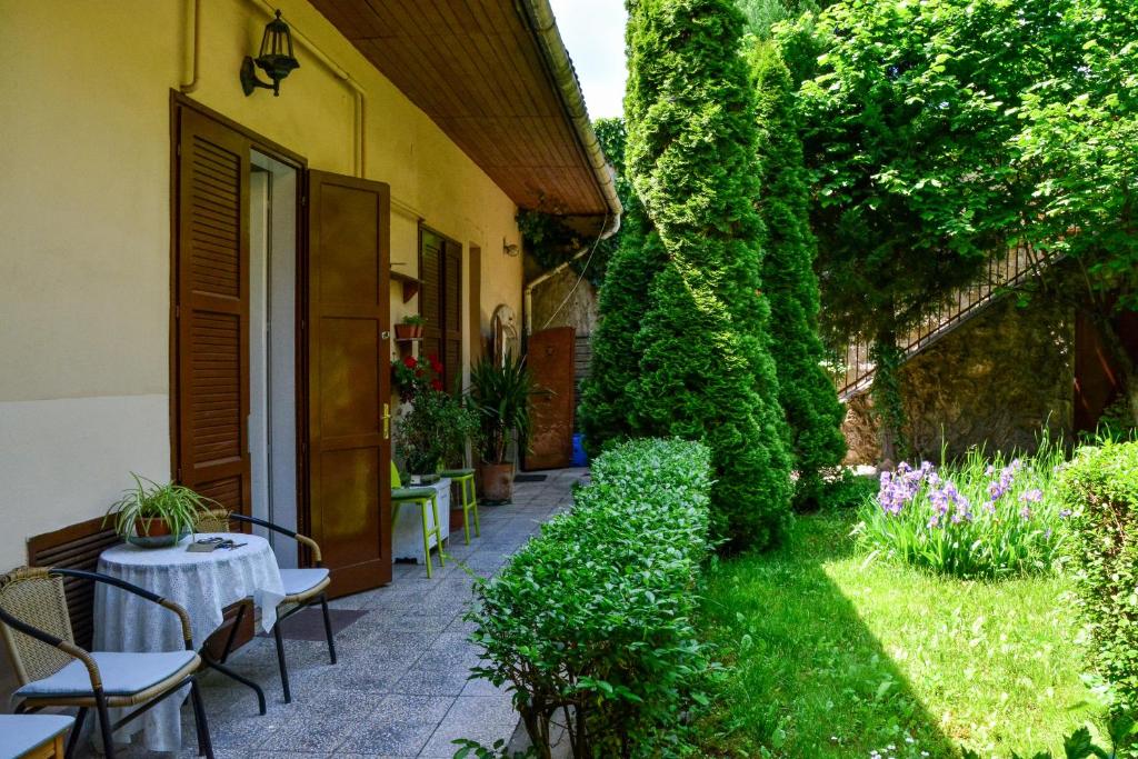 Vonkajšia záhrada v ubytovaní Afrodité Apartmanok