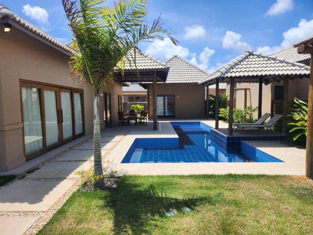 una villa con piscina e palma di The Coral Beach Resort - Villa Nusa Dua a Flecheiras