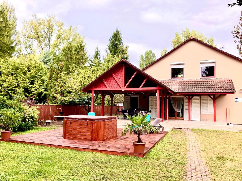 バラトンサールソーにあるTieffapartmanház Balatonszárszóの庭に木製のデッキがある家