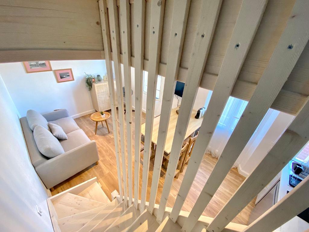 - un salon avec un canapé dans l'établissement Appartement Cannes Centre, à Cannes