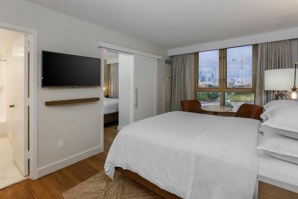 Sheraton Suites Market Center Dallas - 1 King＆amp;1皇后，礼宾级，2间卧室套房，阳台