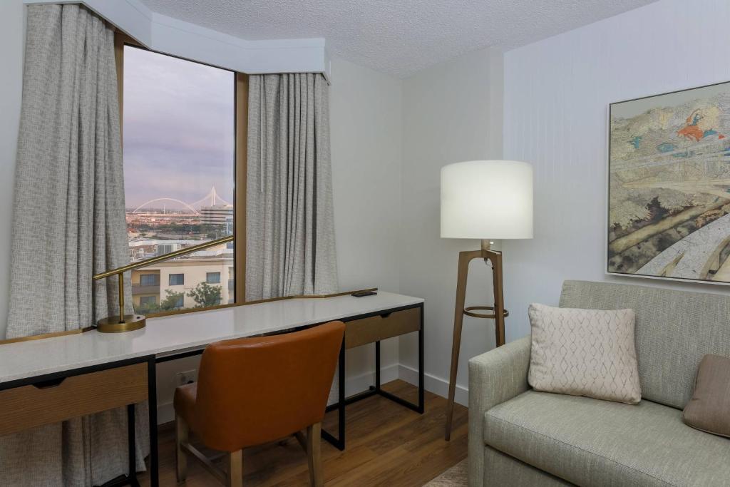 Sheraton Suites Market Center Dallas - 1 King＆amp;沙发床，俱乐部层，套房，城市景观，阳台
