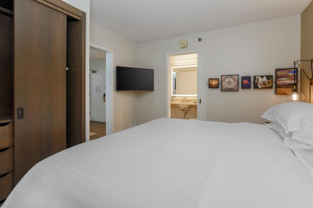 Sheraton Suites Market Center Dallas - 1 King＆amp;沙发床，俱乐部层，套房，阳台