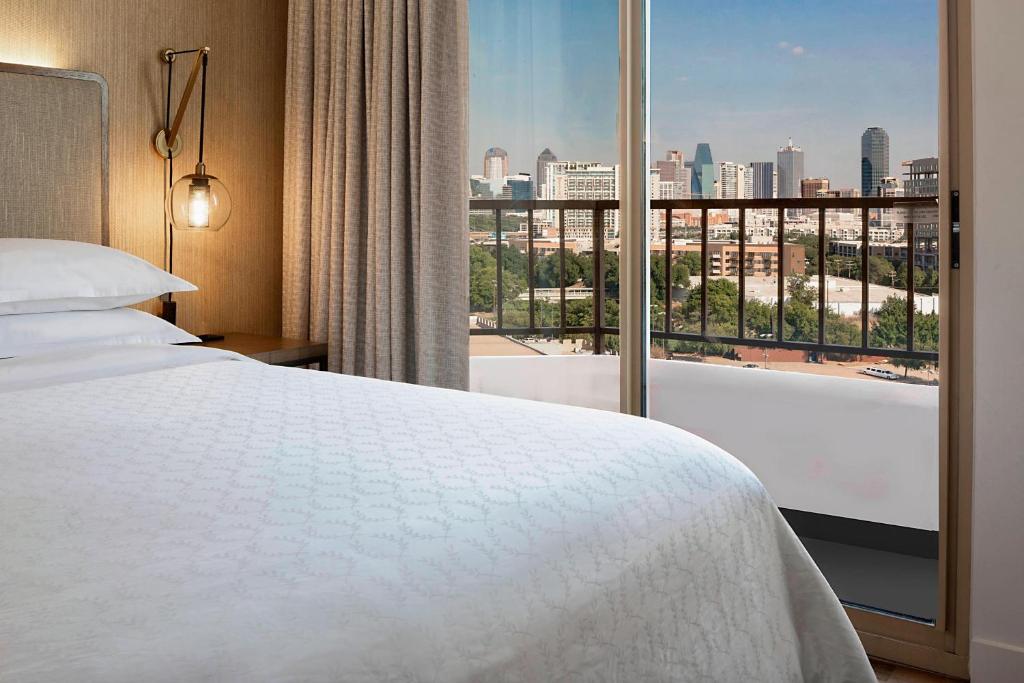 Sheraton Suites Market Center Dallas - 1张国王床＆amp;沙发床，1间卧室套房，1个国王，沙发床