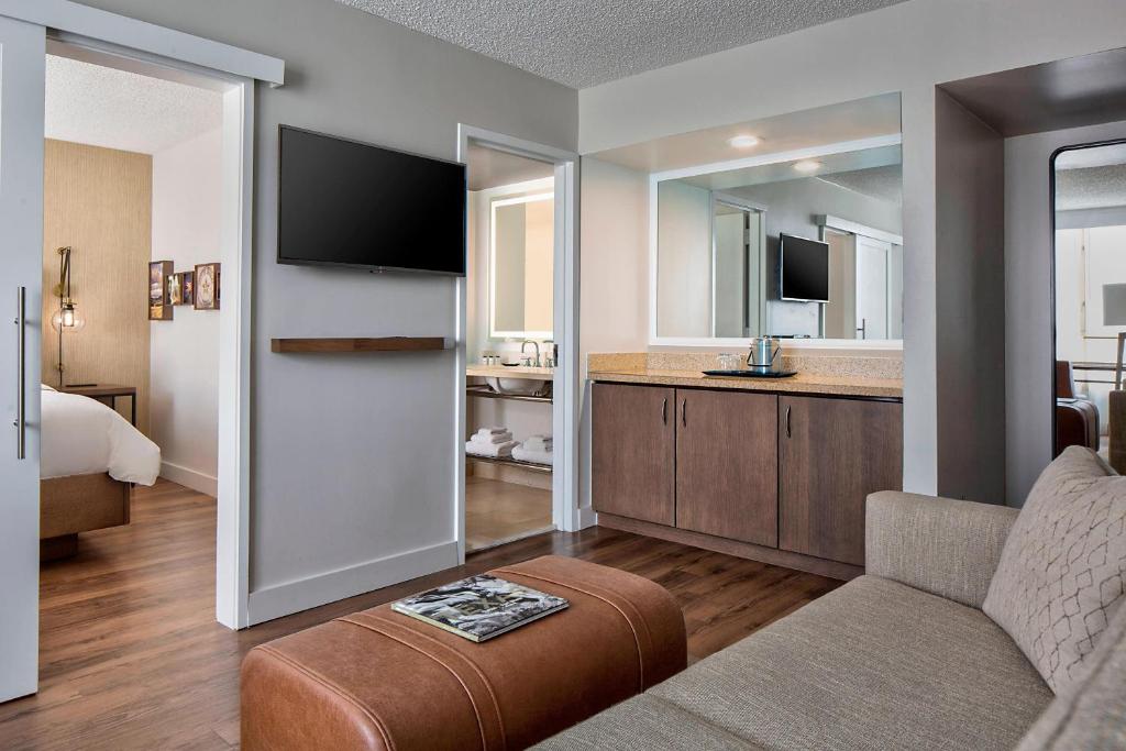 Sheraton Suites Market Center Dallas - 1皇后＆amp;沙发床，1间卧室套房，阳台