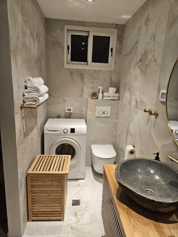 uma casa de banho com um lavatório e um WC em יחידת סאן סנטר באילת em Eilat