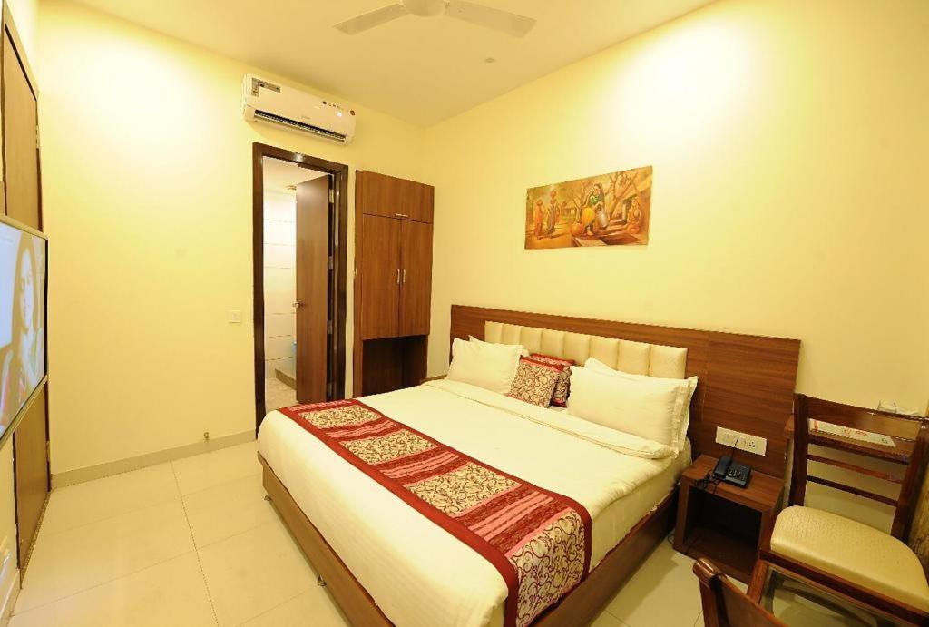 ein Schlafzimmer mit einem großen Bett in einem Zimmer in der Unterkunft HOTEL PEGAAM in Amritsar