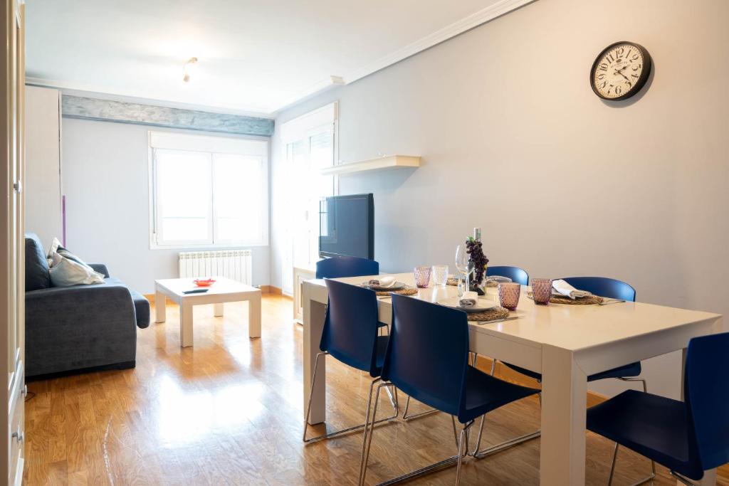 una cucina e una sala da pranzo con tavolo e sedie di Apartamentos GO - Arroyo Ático Regato A- 62 Salida 130 -Parking Gratuito ad Arroyo de la Encomienda