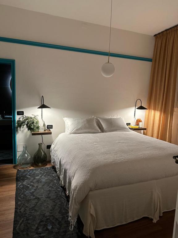 ARCHIVIO MANZONI 37 في كريمونا: غرفة نوم بسرير عليها خط ازرق