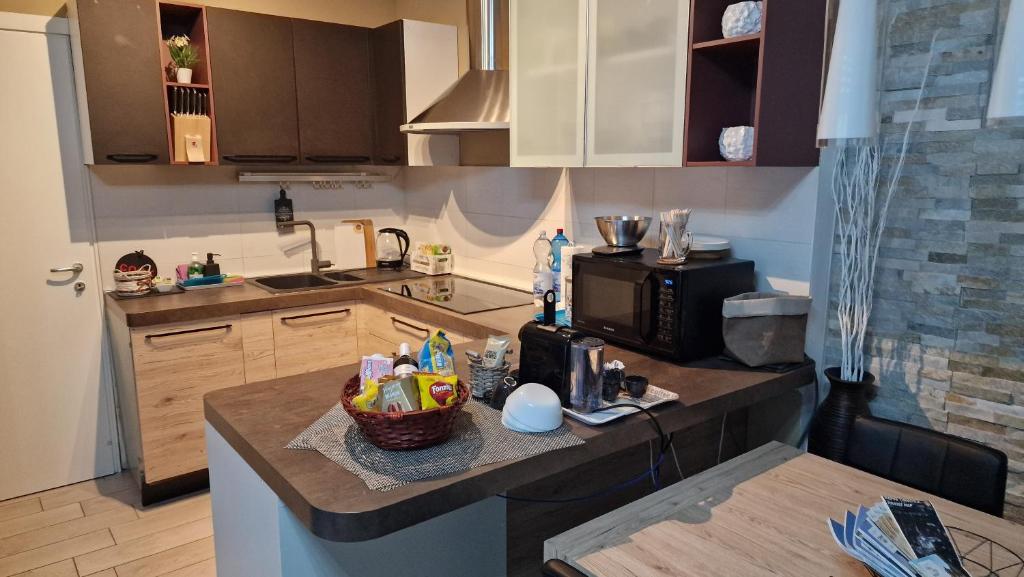 Kuchyň nebo kuchyňský kout v ubytování VARESE PRIME - Large independent Apartment, Air conditioning, 2 Bathrooms, 2 free covered Parking spaces, NO restricted traffic zone, Train Station 100m, Theatre 150m, Historic City Centre