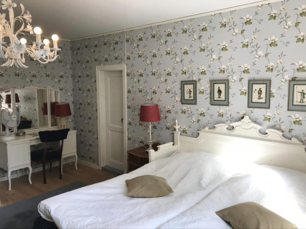 Un pat sau paturi într-o cameră la Gamla Badhuset