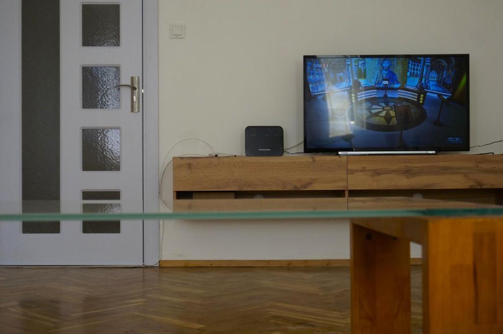 TV i/ili multimedijalni sistem u objektu Белият апартамент