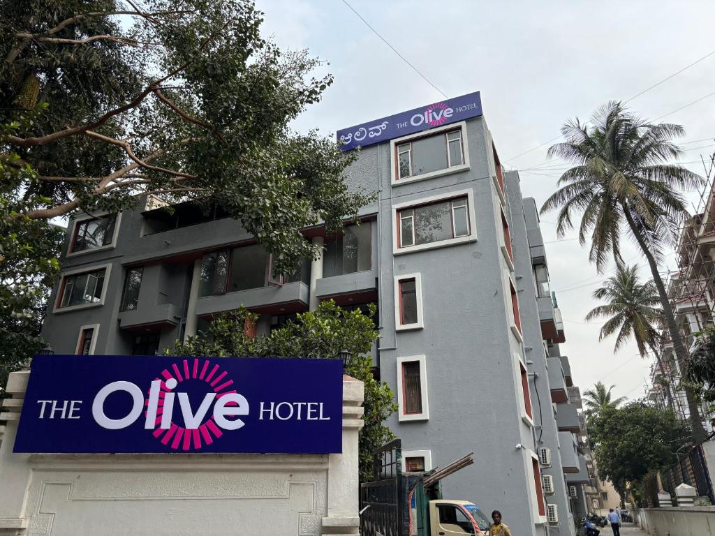バンガロールにあるOlive Palace Road - by Embassy Groupのオフィスホテルの看板のある建物