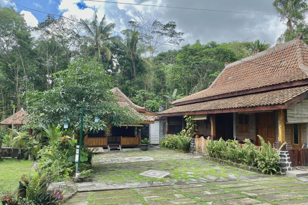 SoprayanにあるTwoSpaces Living at Pondok Pakde, Jogjaの前庭付きの家