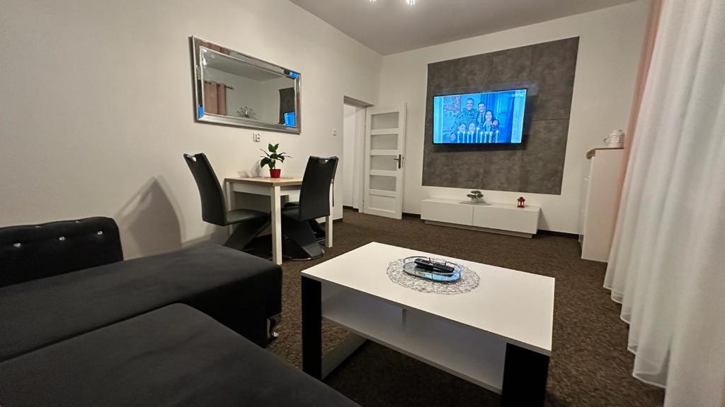 a living room with a couch and a table at Apartament "NADIA" na Starym Rynku in Zielona Góra