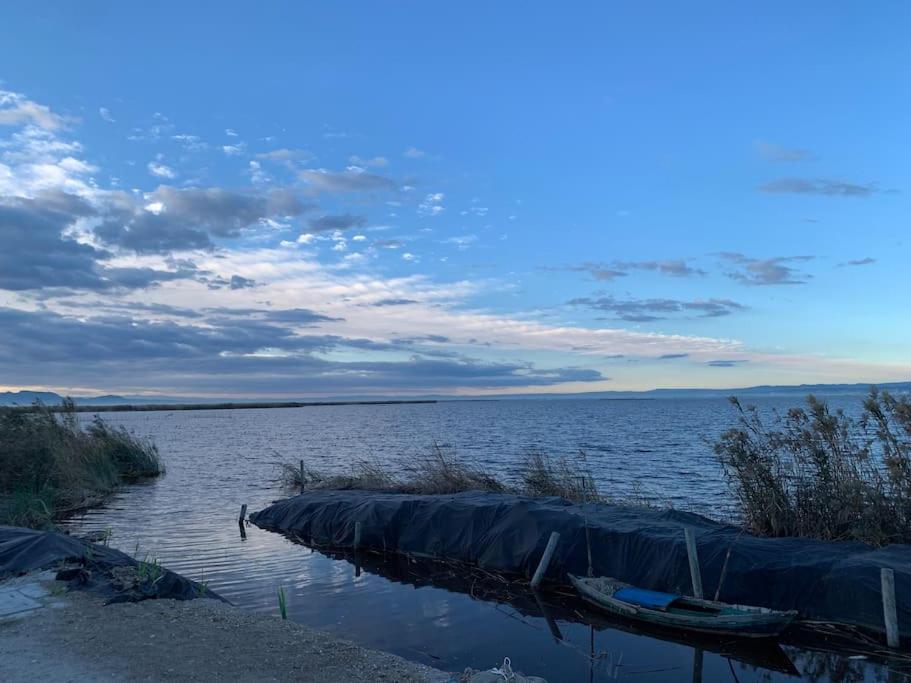 duży zbiornik wody z dwoma łodziami w nim w obiekcie Paraíso Mediterráneo w mieście Sueca