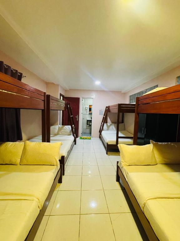 Postel nebo postele na pokoji v ubytování Sukhavati Inn