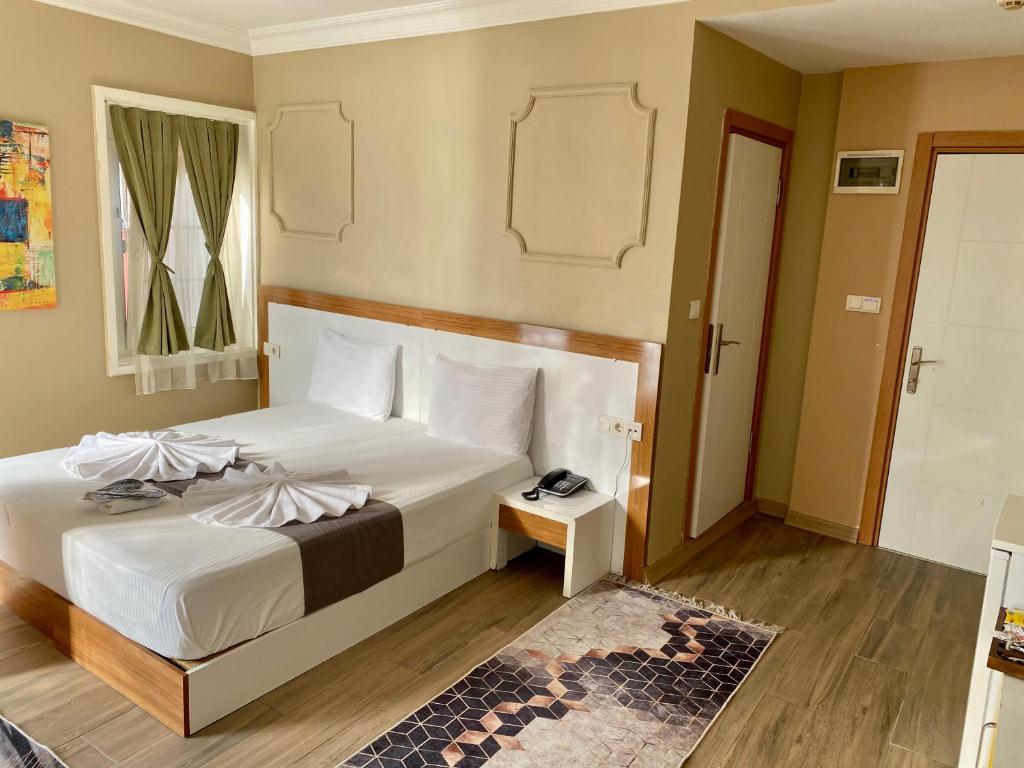 Un pat sau paturi într-o cameră la Airport Best Hotel