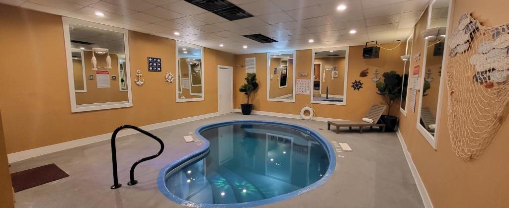 ein großer Pool in einem Krankenhauszimmer mit Pool in der Unterkunft Inn of the Dove - Romantic Luxury Suites with Jacuzzi & Fireplace at Harrisburg-Hershey-Philadelphia, PA in Harrisburg