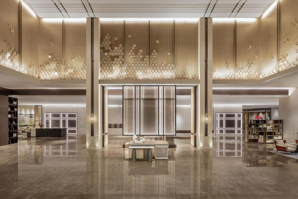 a lobby with a couch and a table at Shaoxing Marriott Hotel Shangyu in Shaoxing