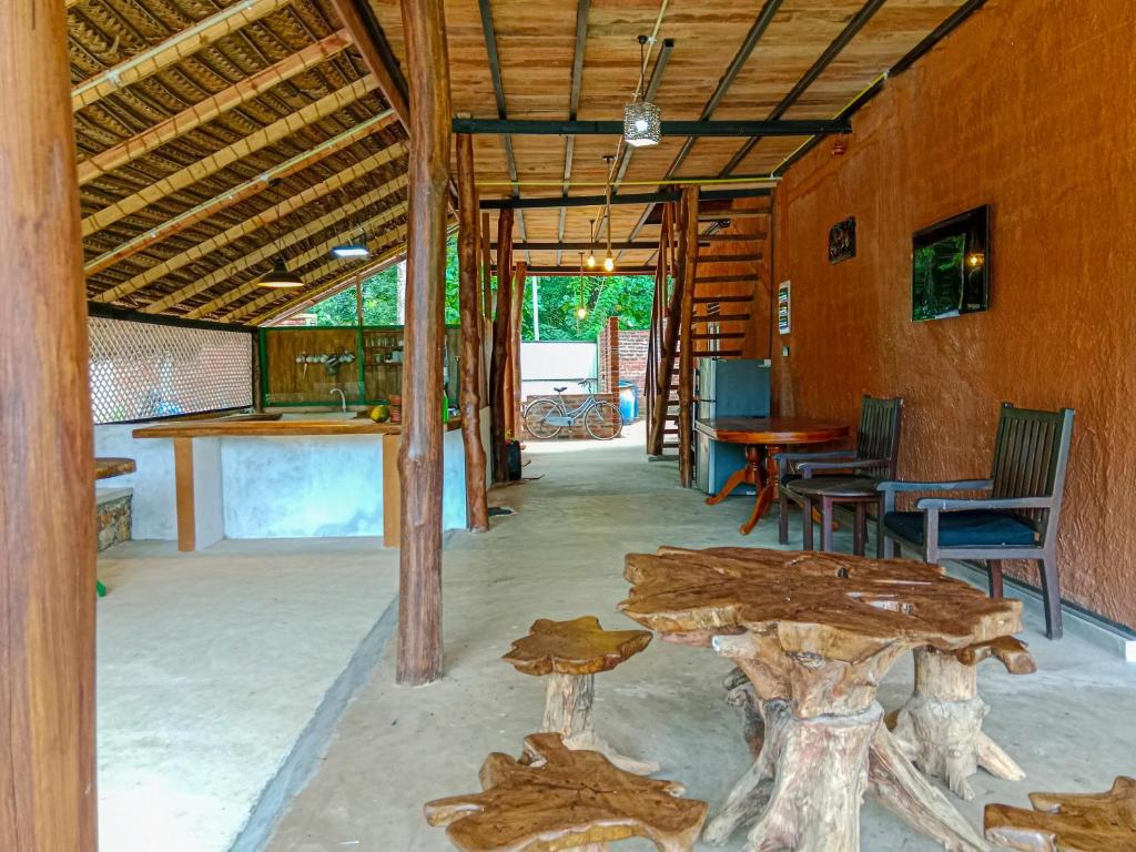 錫吉里亞的住宿－Sigiriya Elegant Resort，配有木桌和椅子的房间