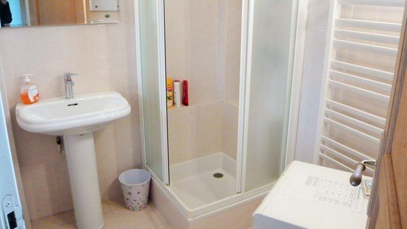 a bathroom with a shower and a sink at 4VSE-LAM55 Appartement avec vue dégagée Collioure proche plage in Collioure