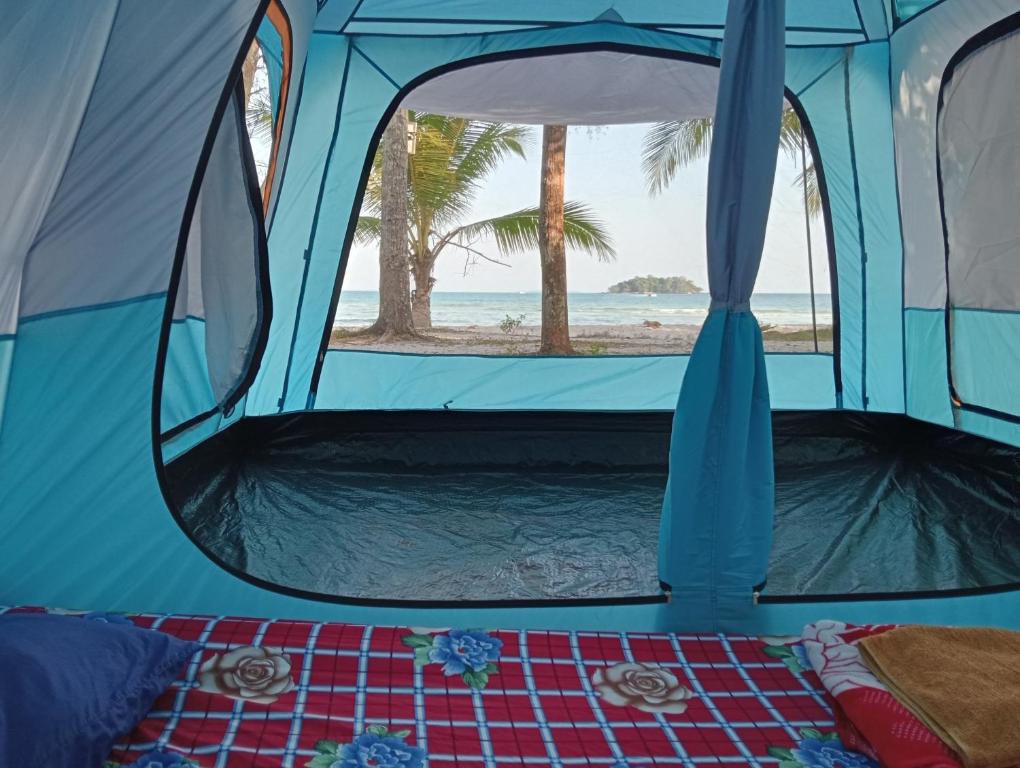 a tent with a view of the beach at White Pearl Beach in Kaôh Rŭng (3)