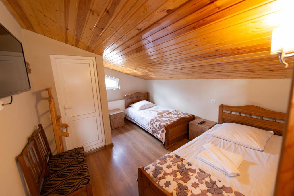 Postel nebo postele na pokoji v ubytování Hotel Zemo Aragvi