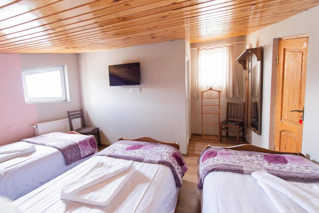 Postel nebo postele na pokoji v ubytování Hotel Zemo Aragvi