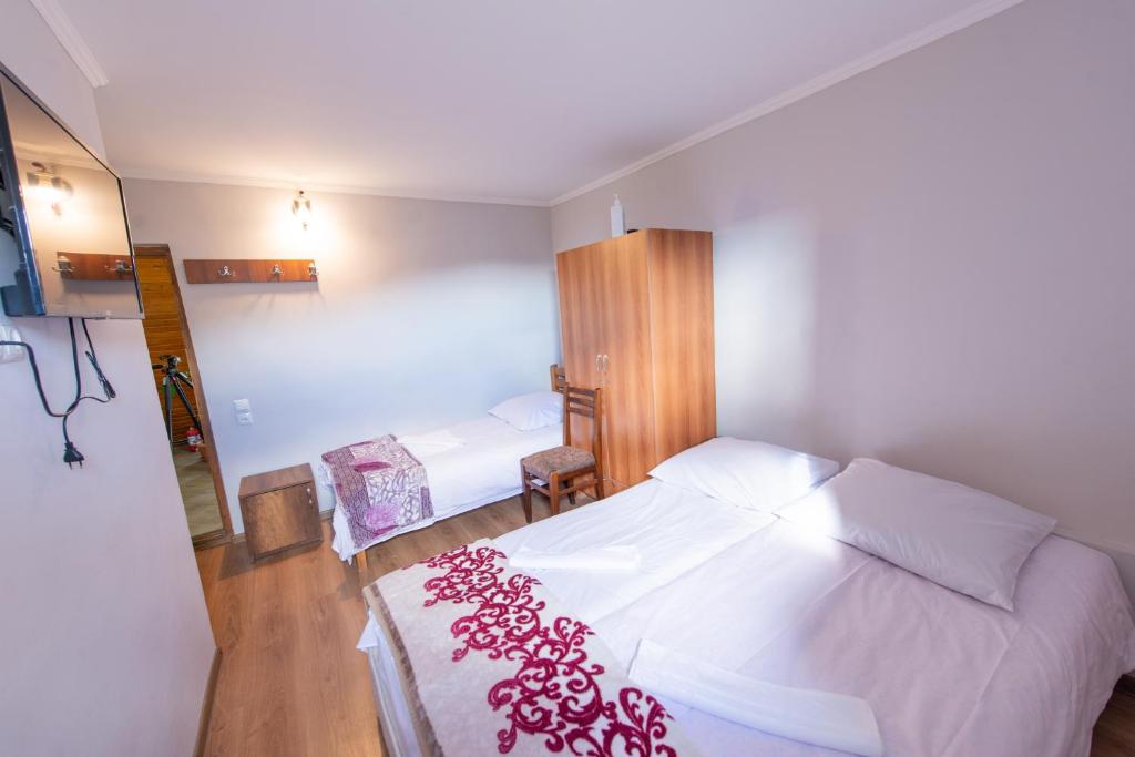 Postel nebo postele na pokoji v ubytování Hotel Zemo Aragvi
