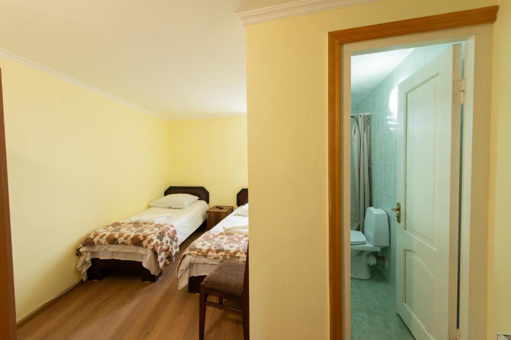 Postel nebo postele na pokoji v ubytování Hotel Zemo Aragvi