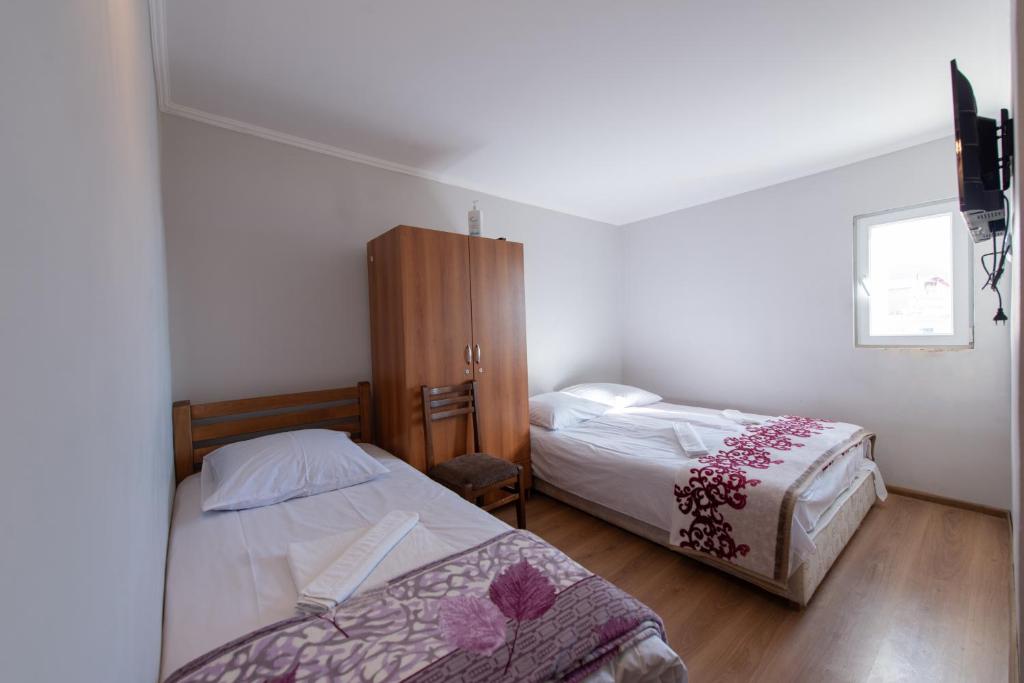 Postel nebo postele na pokoji v ubytování Hotel Zemo Aragvi