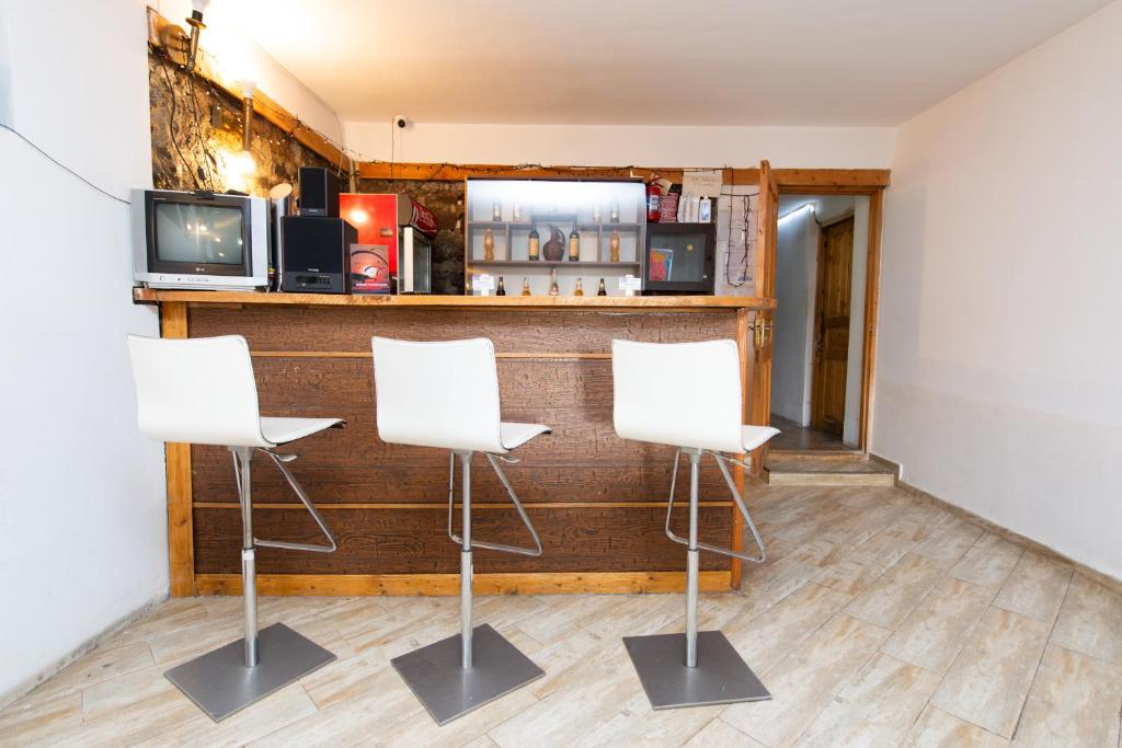 TV a/nebo společenská místnost v ubytování Hotel Zemo Aragvi