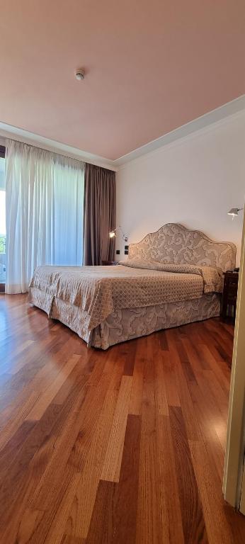 Ένα ή περισσότερα κρεβάτια σε δωμάτιο στο Relais I Due Roccoli